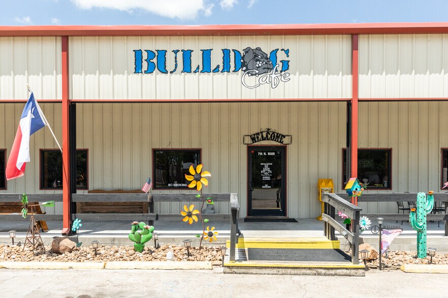 More Photos Of 714 N Main St, Sweeny Restaurant For Sale