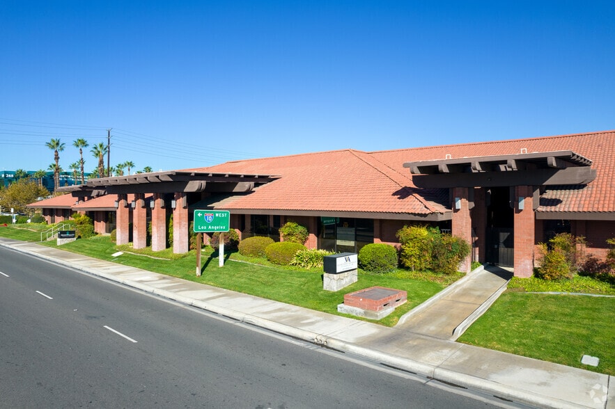 More Photos Of 164 W Hospitality Ln, San Bernardino Medical For Lease