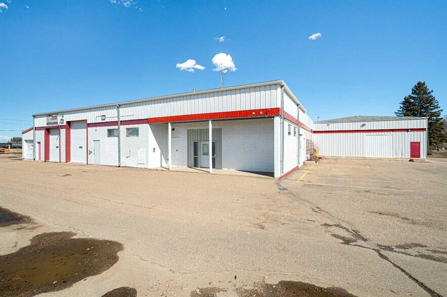 More Photos Of 4720 50 St, Lloydminster Distribution For Lease