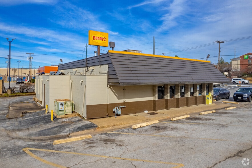 More Photos Of 3422 W Gentry Pkwy, Tyler Restaurant For Lease
