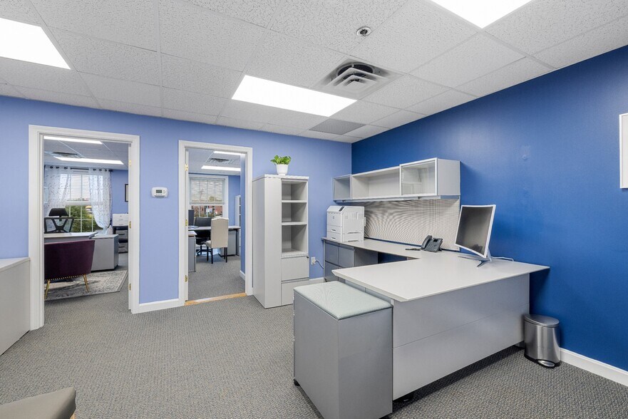 More Photos Of 10 Cedar St, Woburn Office For Sale