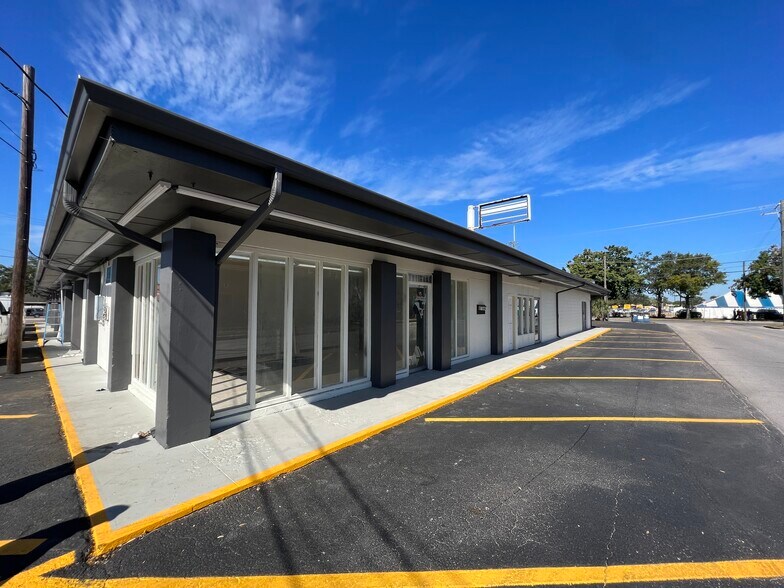 More Photos Of 8610 N Suwanee Ave, Tampa General Retail For Sale