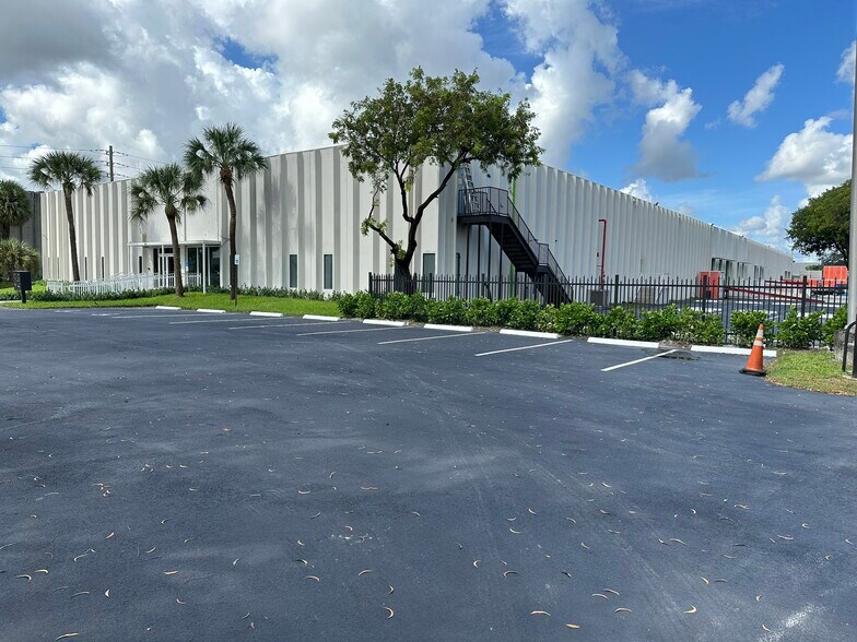 More Photos Of 1601 N Powerline Rd, Pompano Beach Warehouse For Lease