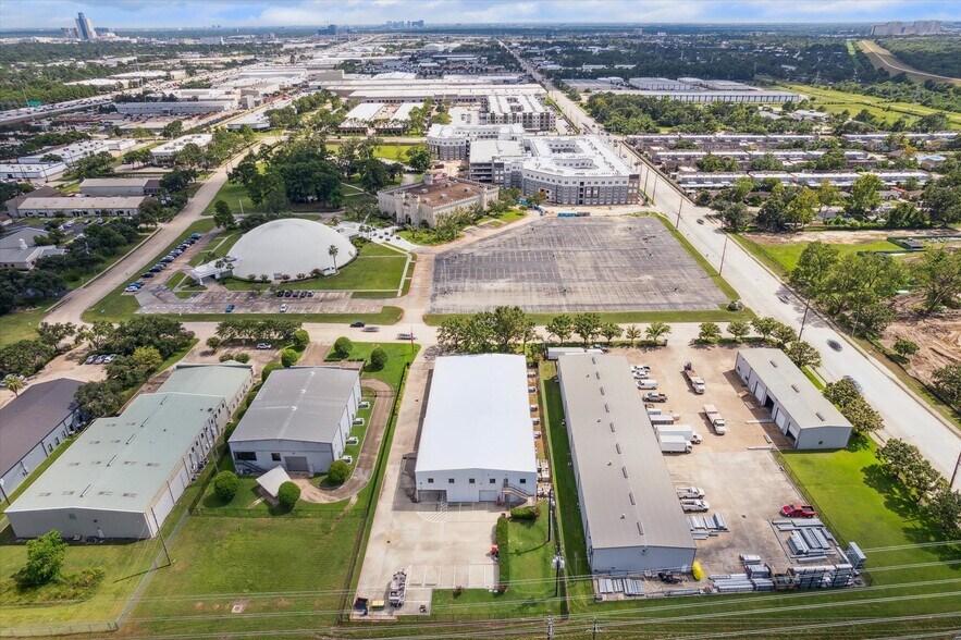 More Photos Of 10880 Alcott Dr, Houston Flex For Lease