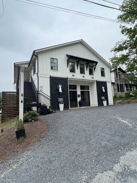 More Photos Of 118 Oak Crescent Cir, Clayton Hotel For Sale