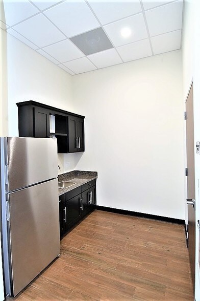 More Photos Of 7515 Oak Bluff Dr, Magnolia Office For Lease