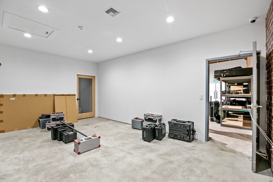 More Photos Of 1604 Venice Blvd, Los Angeles Showroom For Lease