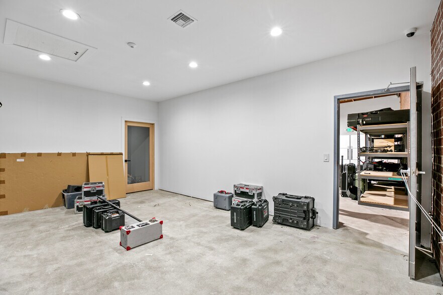 More Photos Of 1604 Venice Blvd, Los Angeles Showroom For Lease