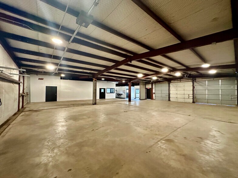 More Photos Of 210 Gravel St, Seguin Warehouse For Lease