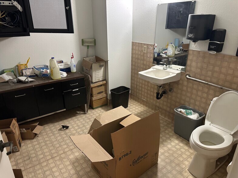 More Photos Of 4100 Well Tech Way, Bakersfield Warehouse For Lease