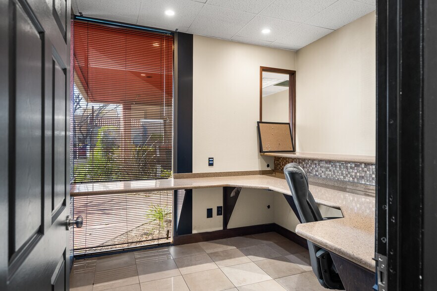 More Photos Of 2525 W Woodland Dr, Anaheim Office For Lease