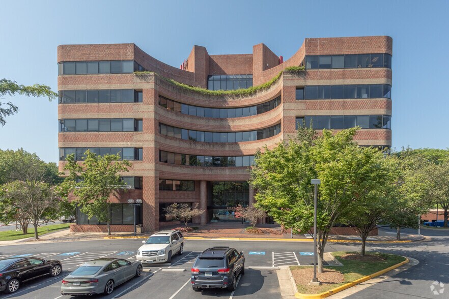 More Photos Of 3050 Chain Bridge Rd, Fairfax Office For Lease