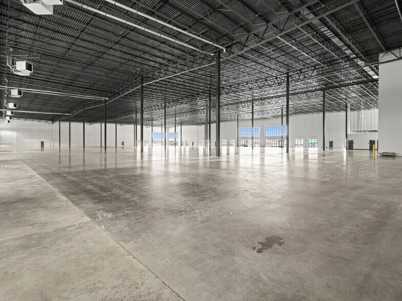 More Photos Of 565 Parkland Drive, Sandy Warehouse For Lease