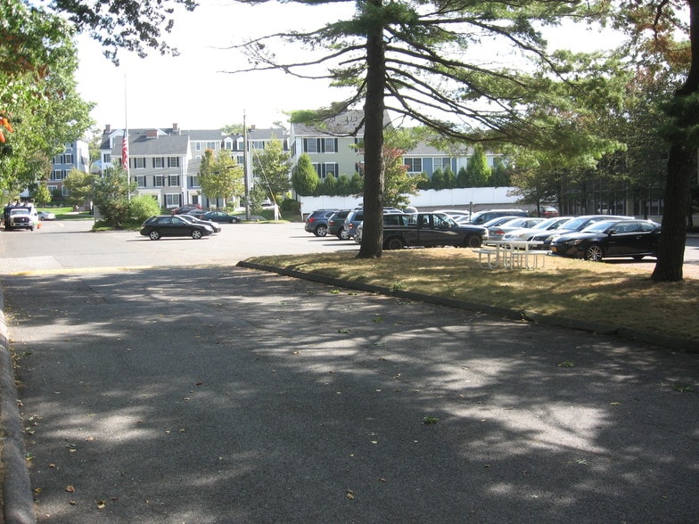 More Photos Of 76 Progress Dr, Stamford Research And Development For Lease