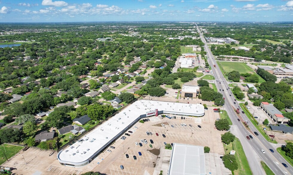More Photos Of 5010-5096 W Broadway St, Pearland Storefront For Sale