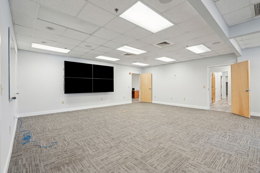 More Photos Of 710 Johnnie Dodds Blvd, Mount Pleasant Medical For Lease