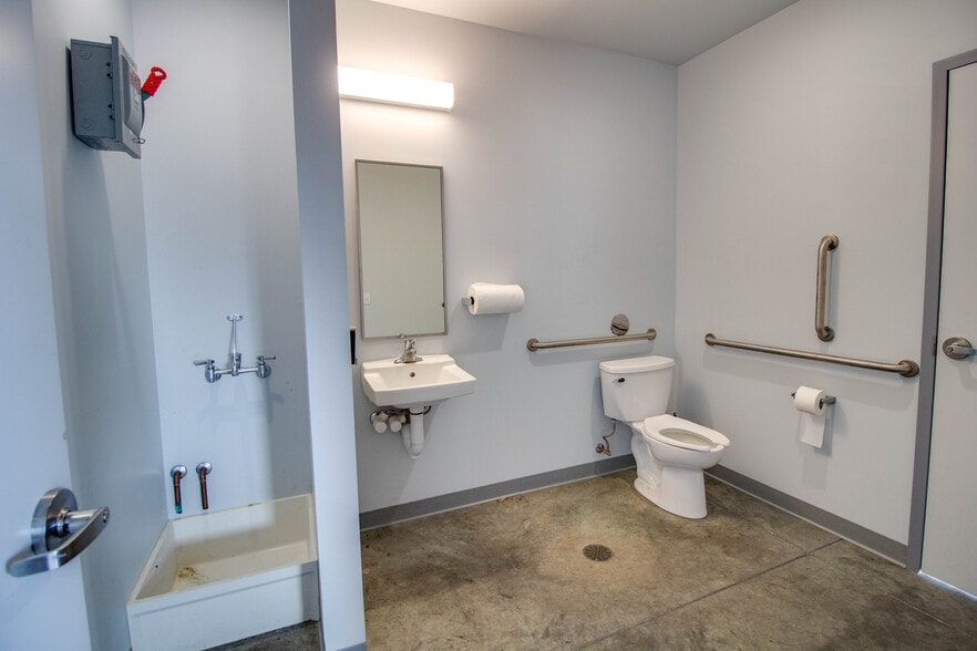 More Photos Of 300 Rou des Chateaux, Bethalto Parking Garage For Sale