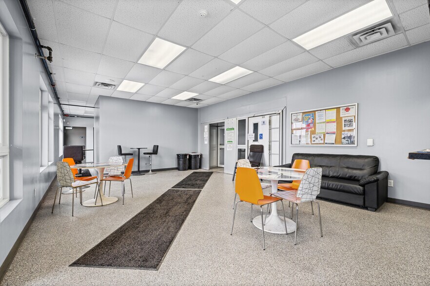 More Photos Of 901 Cannon Rd S, Dundas Sports And Entertainment For Sale