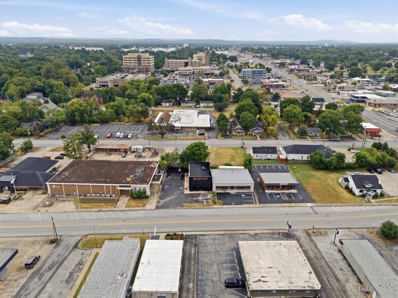 More Photos Of 704 W Meadow Ave, Springdale Office For Lease