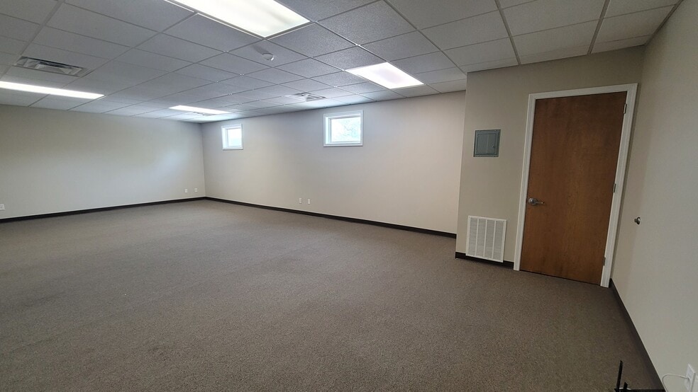 More Photos Of 5251 S East St, Indianapolis Office For Lease