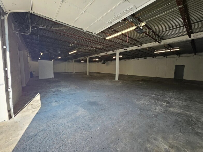 More Photos Of 1433 W Lark Industrial Dr, Fenton Warehouse For Sale