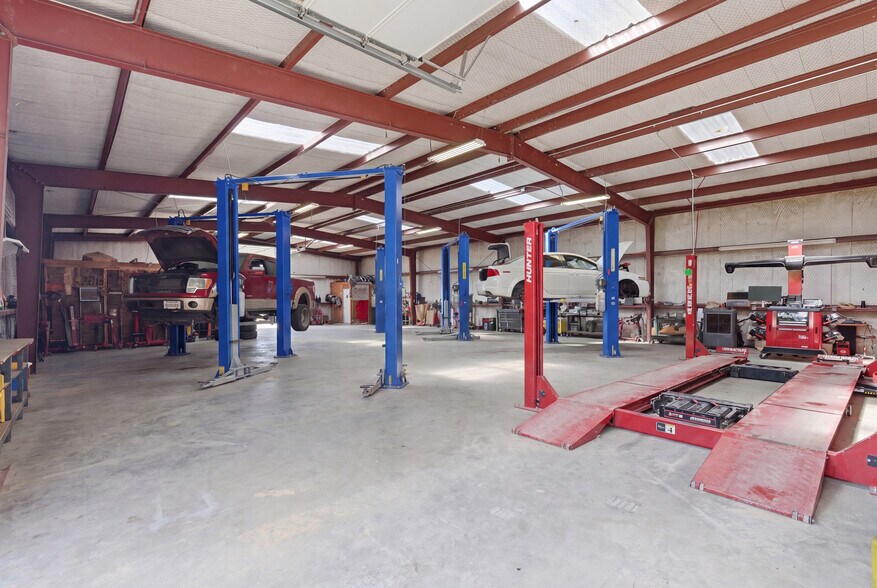 More Photos Of 320 S S Wilcox St, Rockdale Auto Dealership For Sale