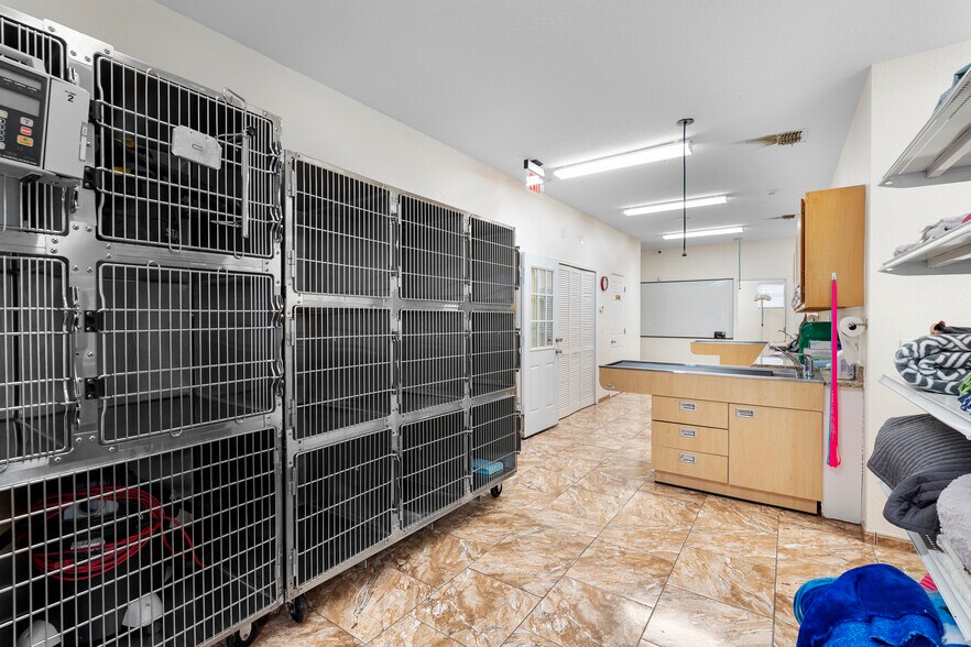 More Photos Of 5633 Metrowest Blvd, Orlando Veterinarian Kennel For Lease