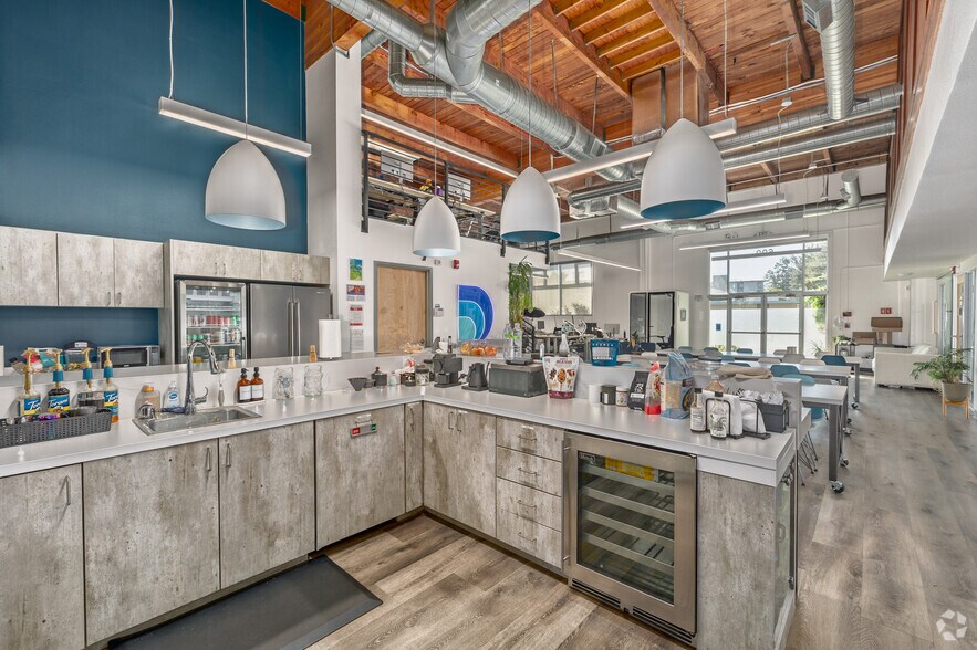 More Photos Of 699 Veterans Blvd, Redwood City Office For Lease