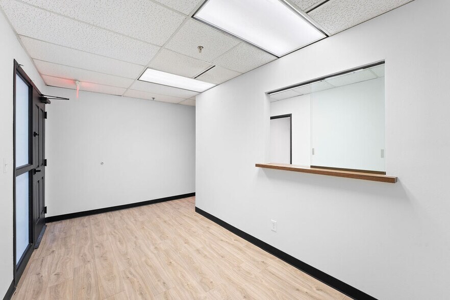 More Photos Of 560 W Brown Rd, Mesa Office For Lease