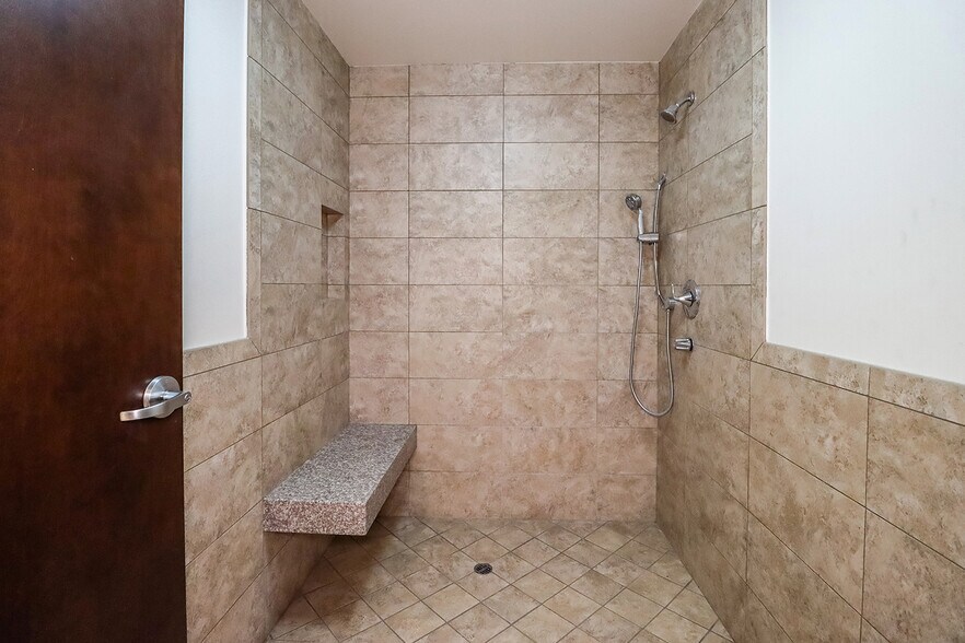 More Photos Of 8630 Tamarack Ave, Sun Valley Manufacturing For Lease