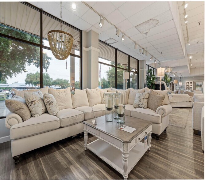 More Photos Of 27220 Us Highway 98, Daphne Showroom For Lease