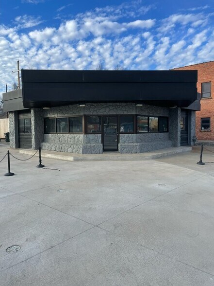 More Photos Of 1843 Massachusetts St, Lawrence Auto Repair For Sale
