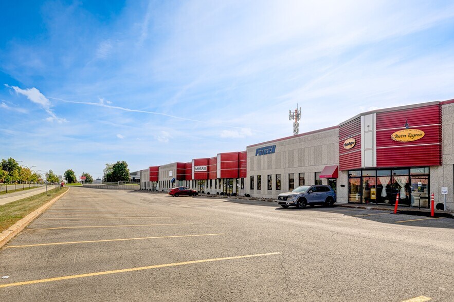 More Photos Of 3148-3178 Boul Industriel, Laval Flex For Lease