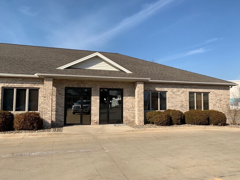 More Photos Of 1014 Ekstam Dr, Bloomington Office For Lease
