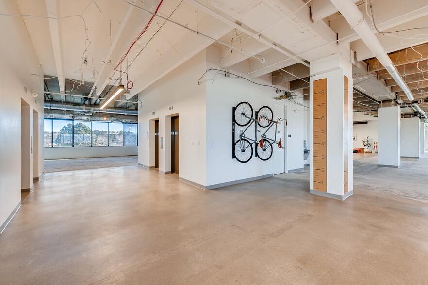 More Photos Of 3151 S Vaughn Way, Aurora Office For Lease
