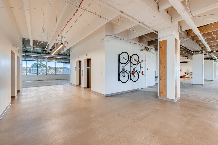 More Photos Of 3151 S Vaughn Way, Aurora Office For Lease