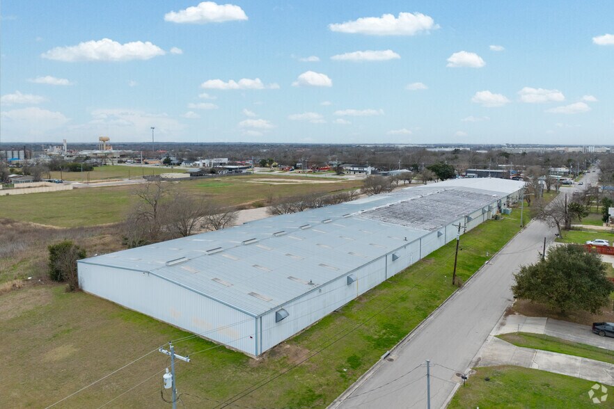 More Photos Of 1903 N Austin St, Seguin Manufacturing For Lease
