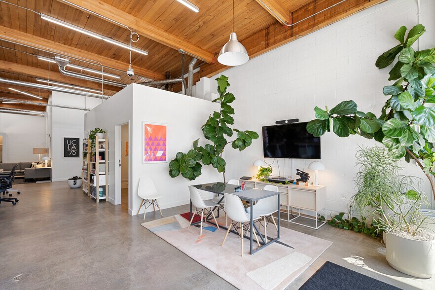 More Photos Of 2705-2717 SE Ankeny St, Portland Loft Creative Space For Lease