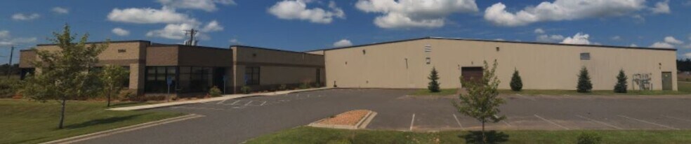 More Photos Of 5564 N 152nd St, Hugo Warehouse For Lease