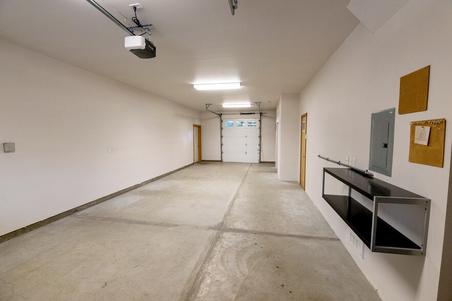 More Photos Of 8114 N Mississippi Ave, Portland Showroom For Lease