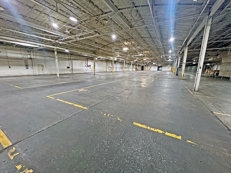 More Photos Of 2405 W Herrin St, Herrin Warehouse For Lease