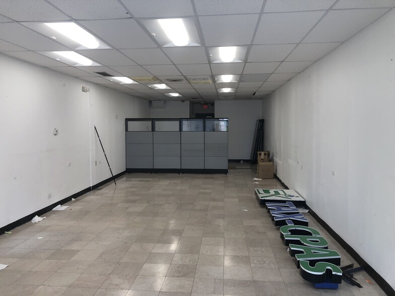 More Photos Of 927-967 W Golf Rd, Schaumburg General Retail For Lease