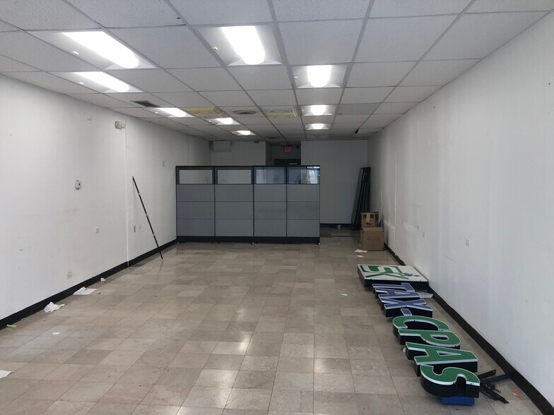 More Photos Of 927-967 W Golf Rd, Schaumburg General Retail For Lease