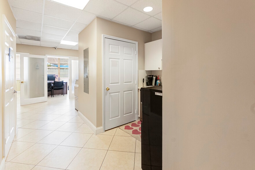 More Photos Of 10261 Sunset Dr, Miami Office For Lease