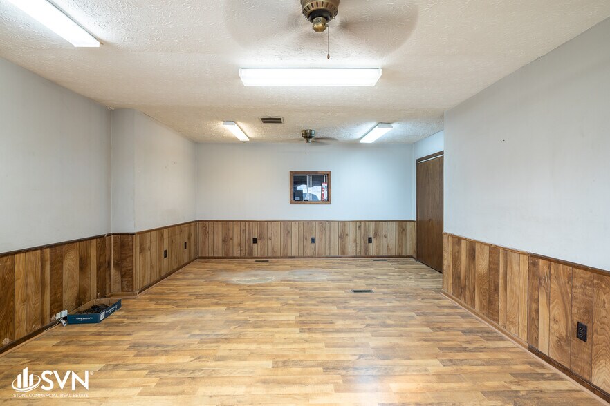 More Photos Of 220 Industry Pky, Nicholasville Warehouse For Sale