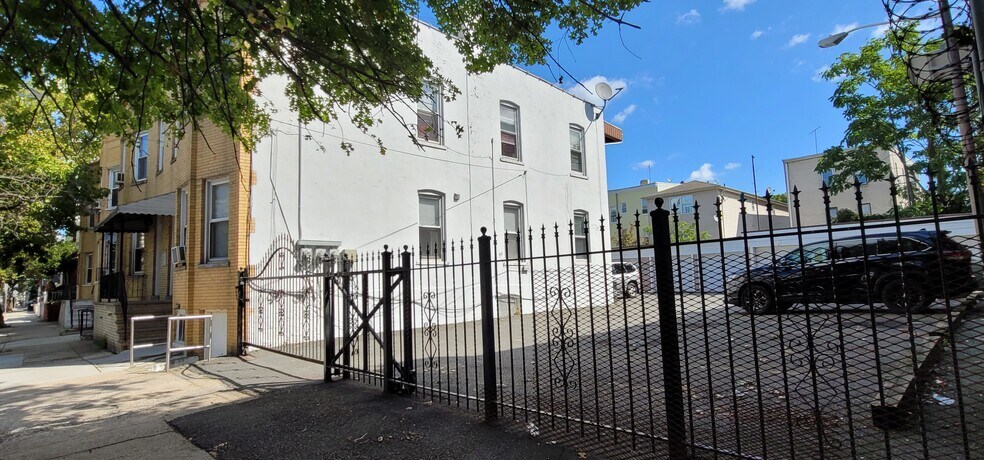 More Photos Of 155 Parker St, Newark Apartments For Sale