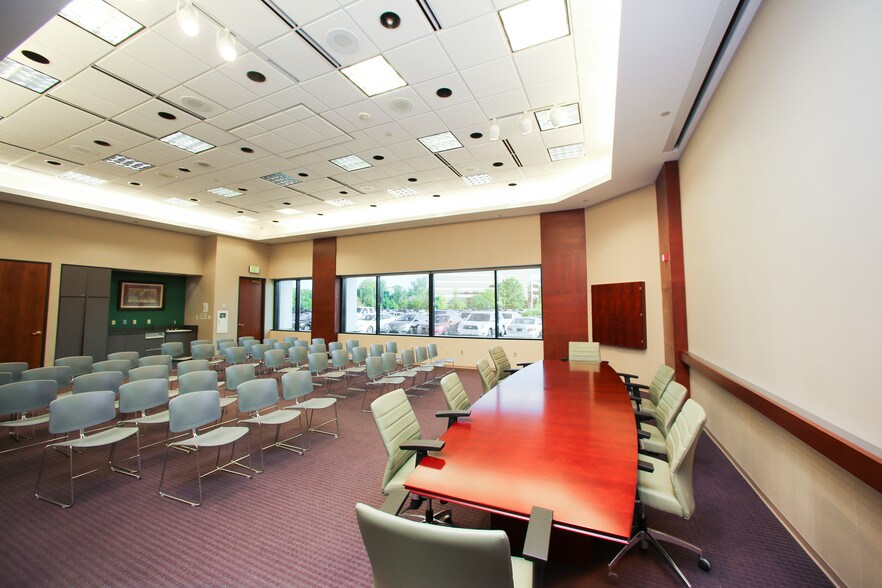 More Photos Of 4030 Vincennes Rd, Indianapolis Office For Lease