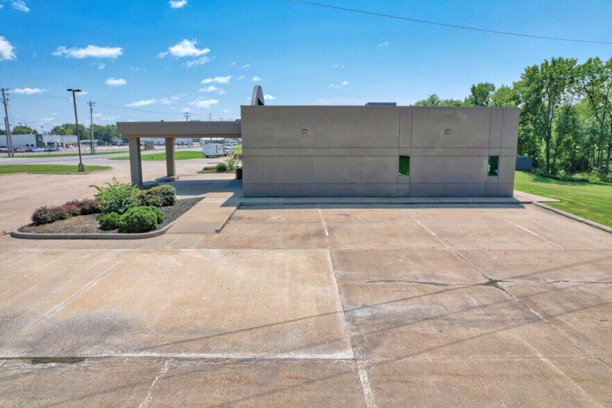 More Photos Of 1040 N 18th St, Centerville Medical For Sale