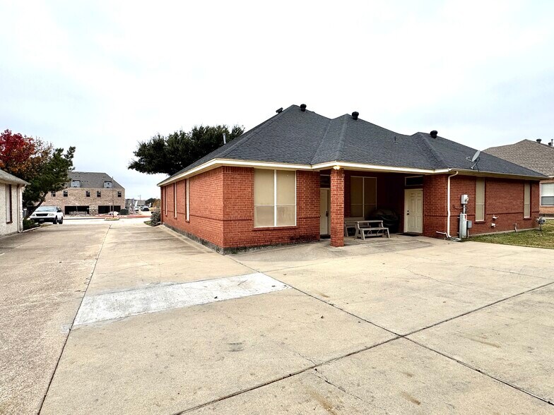 More Photos Of 702 Hunters Row Ct, Mansfield Office For Lease