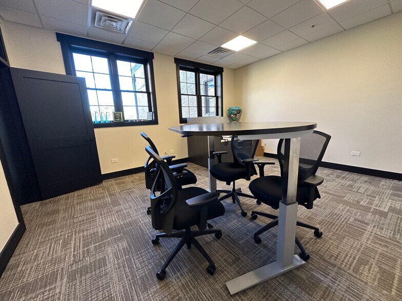 More Photos Of 106 W Main St, West Dundee Office For Lease